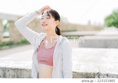 スポーツウェアの女性 123151905