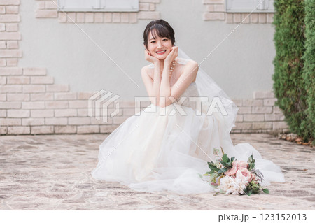 結婚式場のガーデンでウェディングフォトを撮る花嫁・新婦の女性 結婚式場のガーデンでウェディングフォトを撮る花嫁・新婦の女性 123152013