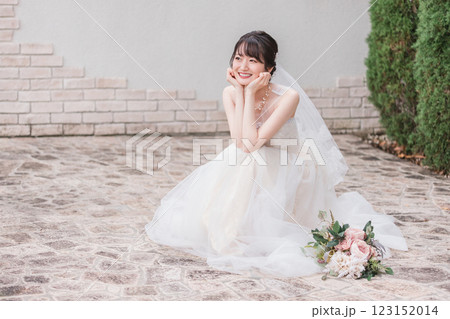 結婚式場のガーデンでウェディングフォトを撮る花嫁・新婦の女性 結婚式場のガーデンでウェディングフォトを撮る花嫁・新婦の女性 123152014
