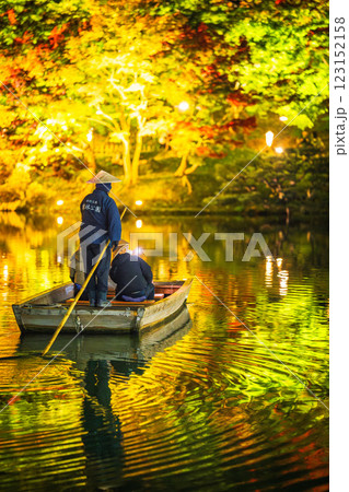 【高松市】栗林公園　秋のライトアップ　和船【紅葉】 123152158
