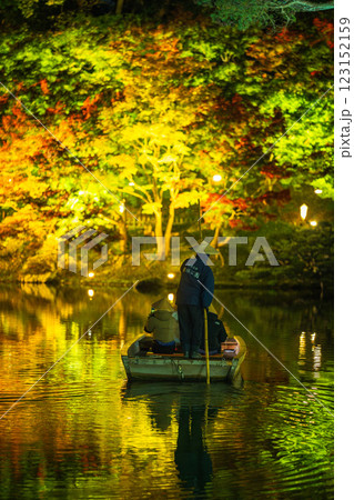 【高松市】栗林公園 秋のライトアップ 和船【紅葉】 【高松市】栗林公園 秋のライトアップ 和船【紅葉】 123152159