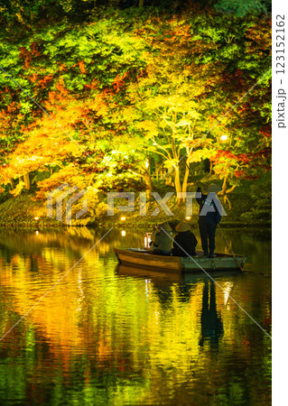 【高松市】栗林公園　秋のライトアップ　和船【紅葉】 123152162