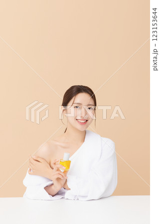 Portrait of beautiful young woman posing with oil 123153644