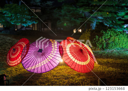 【高松市】栗林公園 秋のライトアップ 和傘 【高松市】栗林公園 秋のライトアップ 和傘 123153668