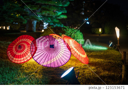【高松市】栗林公園 秋のライトアップ 和傘 【高松市】栗林公園 秋のライトアップ 和傘 123153671