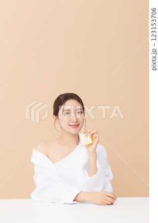 Portrait of beautiful young woman posing with oil 123153706