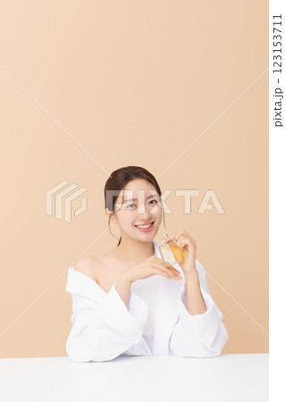 Portrait of beautiful young woman posing with oil 123153711