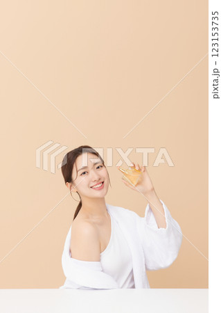 Portrait of beautiful young woman posing with oil 123153735