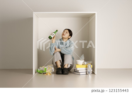 A student stacking books in a box and drinking soju 123155443