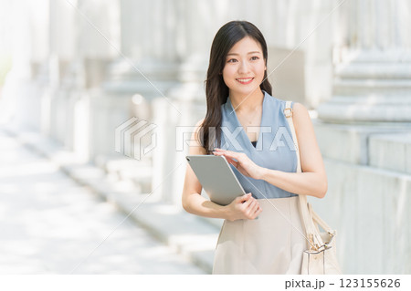 ビジネス街でタブレットを持つビジネスウーマン 123155626