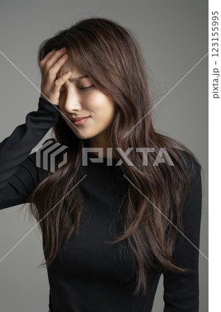 A woman in her 20s suffering from a headache 123155995