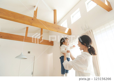 リビングでくつろぐ女の子とママ 123156266