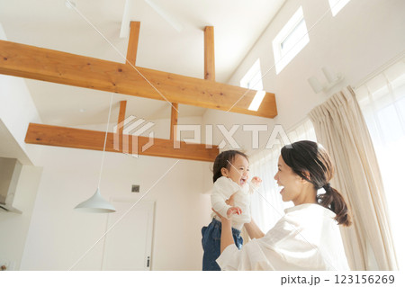 リビングでくつろぐ女の子とママ 123156269