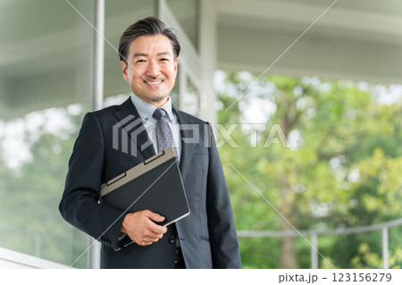 学校の廊下を移動する教員・教師の男性(高校・中学校) 学校の廊下を移動する教員・教師の男性(高校・中学校) 123156279