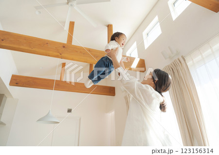 赤ちゃんを抱っこするママ 123156314