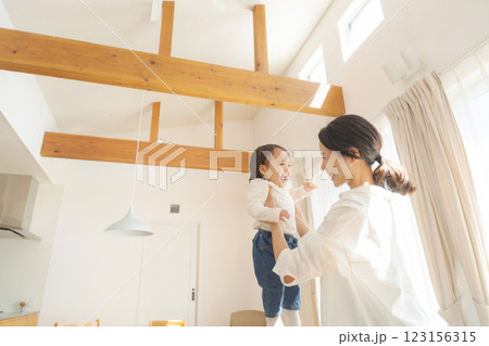 赤ちゃんを抱っこするママ 赤ちゃんを抱っこするママ 123156315