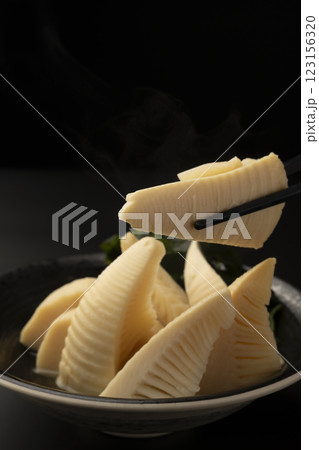 若竹煮を箸で持ち上げる 123156320