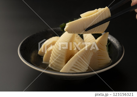 若竹煮を箸で持ち上げる 123156321