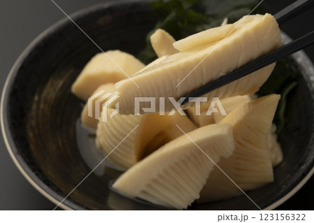 若竹煮を箸で持ち上げる 123156322