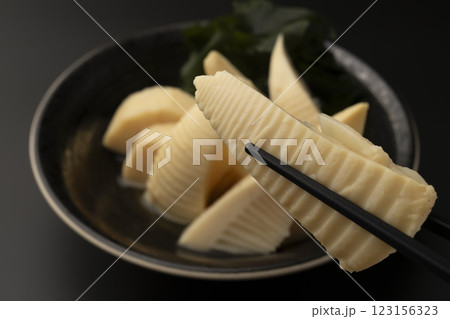 若竹煮を箸で持ち上げる 123156323