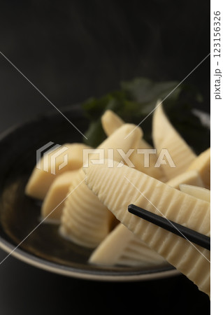若竹煮を箸で持ち上げる 123156326