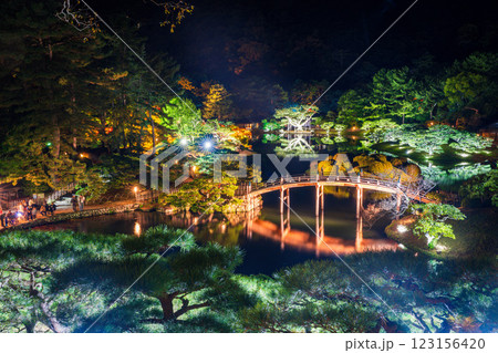 【高松市】栗林公園 秋のライトアップ 飛来峰からの眺望【紅葉】 【高松市】栗林公園 秋のライトアップ 飛来峰からの眺望【紅葉】 123156420