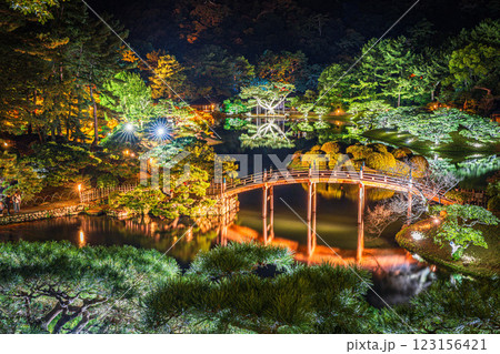 【高松市】栗林公園 秋のライトアップ 飛来峰からの眺望【紅葉】 【高松市】栗林公園 秋のライトアップ 飛来峰からの眺望【紅葉】 123156421