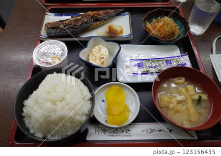 焼き魚定食の風景_青森 123156435