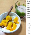 フルーツとヨーグルトをたくさん摂りたい朝食 123156437