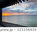 沖縄の西海岸の夕暮れ 123156439