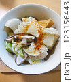 冬のお鍋に七味をたっぷりかけて 123156443