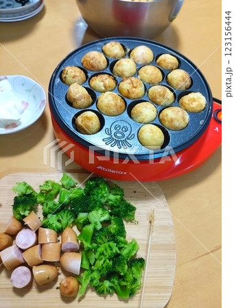 お家で色々な具材を使ってたこ焼きパーティー お家で色々な具材を使ってたこ焼きパーティー 123156444