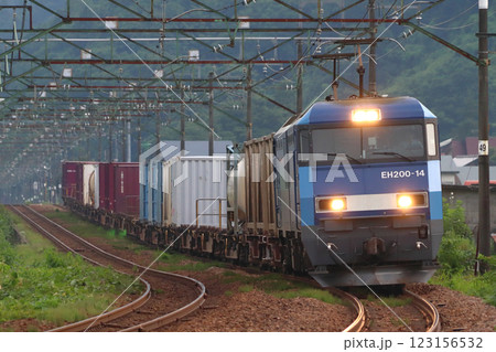 新潟県内：上越線を行く貨物列車（EH200形牽引） 123156532