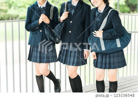 笑顔で校舎を歩く仲良しの女子学生（登校・下校・通学） 123156548