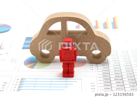 ロボットと車のミニチュアとグラフのビジネスコンセプト 123156583
