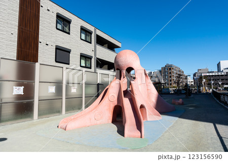 調布市立タコ公園の遊具　冬晴れの青空　東京都調布市小島町 123156590