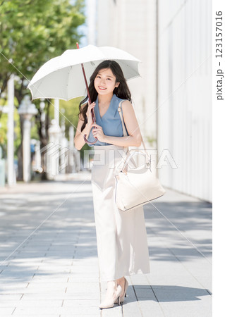 オフィス街で日傘をさすビジネスウーマン 123157016