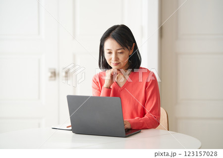 パソコンに向かって勉強する女性 123157028