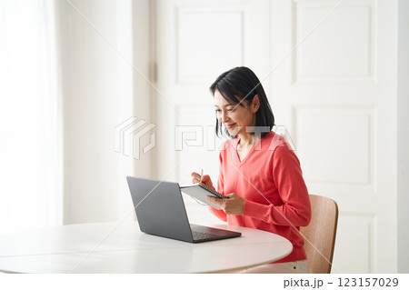 パソコンに向かって勉強する女性 パソコンに向かって勉強する女性 123157029