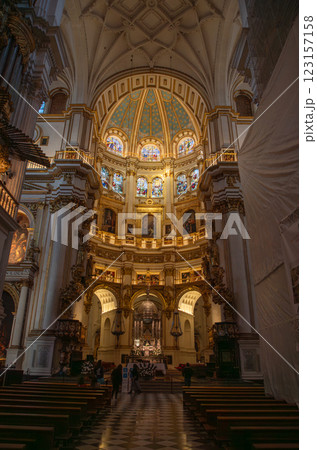 主祭壇とステンドグラス – グラナダ大聖堂 123157158