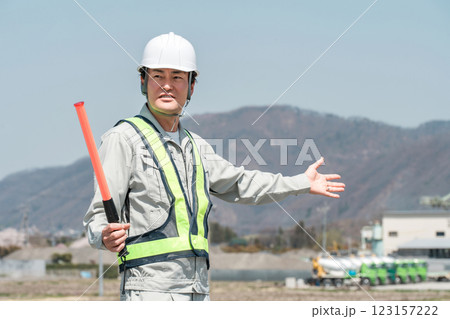 交通整理をするガードマン・交通誘導員の男性 123157222