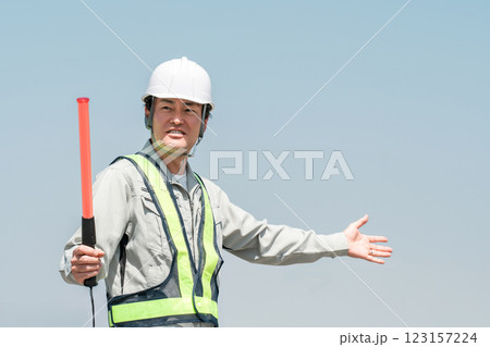 交通整理をするガードマン・交通誘導員の男性 交通整理をするガードマン・交通誘導員の男性 123157224