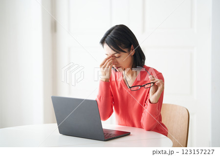 目の疲れを感じる女性 123157227