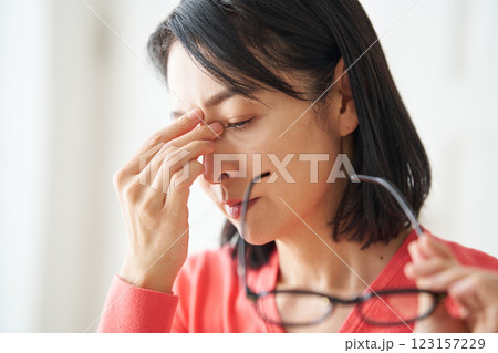 目の疲れを感じる女性 123157229