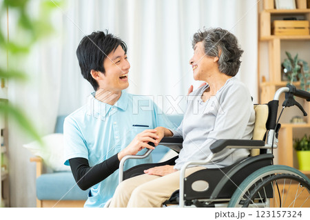 男性介護士とシニア女性　おばあさんと介護士 123157324