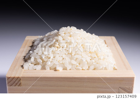 枡の中に入っている米 123157409