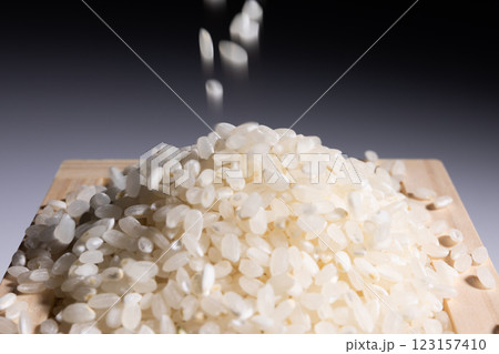 枡の中に入っている米 123157410
