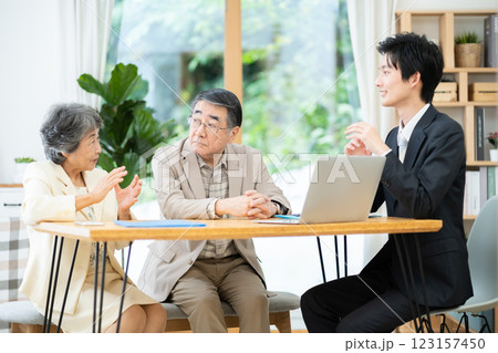 遺産相続の相談をするシニア夫婦 シニア夫婦と営業マン 遺産相続の相談をするシニア夫婦 シニア夫婦と営業マン 123157450