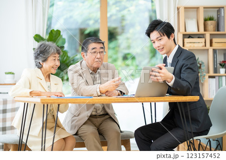 遺産相続の相談をするシニア夫婦　シニア夫婦と営業マン 123157452