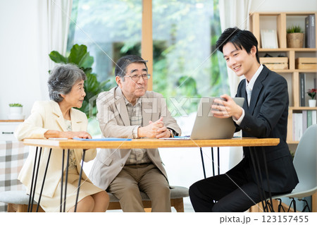 遺産相続の相談をするシニア夫婦　シニア夫婦と営業マン 123157455
